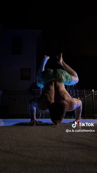 Late night new moves 😎 swimming pool handstand press hahaha #handstand #calisthenics #skills #fyp #foryou #swimmingpool