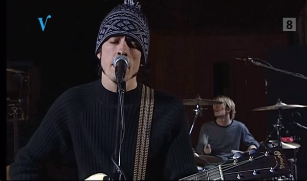 “She floats, floats away on the ground, she comes back down.” Some late night Foos. ‘Floaty’ during 1999’s Two Meter Sessions. I think I will float away now. Goodnight my friends. ❤️ #grungebible #foofighters #davegrohl Video: https://youtu.be/Js2ZQjKaj6Q?si=AZ7T59nth22sq1sE | The Grunge Bible