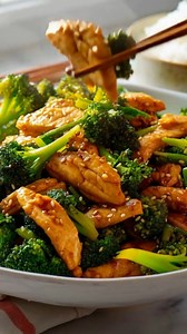 Poulet sauté au brocoli Le duo vitalité : croquant de la forêt verte et tendreté de la volaille Ce sauté est l'un des piliers de la cuisine saine et rapide. Le secret pour réussir ce plat réside dans la cuisson du brocoli : il doit rester "al dente", arborant un vert éclatant pour préserver toutes ses vitamines et son croquant. Le poulet est saisi à feu vif pour emprisonner ses sucs et rester moelleux. Une petite sauce légère vient lier les deux ingrédients, apportant une brillance appétissante 