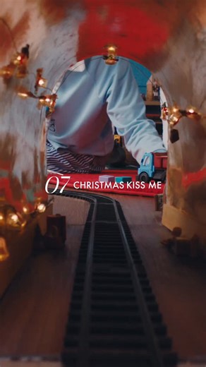 @withat.official on Instagram: "Knock Knock! ✊🏻 Onglee x Christmas Kiss Me 🩵 . กลิ่นหอมจากลูกแพร ลูกพีชขาว และซินาม่อน ให้ความรู้สึกนุ่มนวล อบอุ่น เข้าถึงง่าย 🍐 TOP NOTE: PEAR, WHITE PEACH 🌸 MIDDLE NOTE: ORCHID, PINE 🪵 BOTTOM NOTE: VANILLA MUSK, SANDALWOOD, CINNAMAL 🛍️ Online Store : withat.official Tiktok : https://vt.tiktok.com/ZS91BhUxU3VWv-KjxHs/ Shopee : https://s.shopee.co.th/8fMSHe2sOI Line Shoping : https://shop.line.me/@withat #withat #withatscentinversion #proxieth #น้ำหอมwithat 