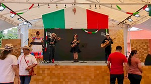 🎤✨ Tres en Línea te lleva en un viaje donde la poesía se fusiona con el son y el baile. No te pierdas esta poderosa interpretación que te hará vibrar con cada acorde. 🎶 | Museo Nacional de Culturas Populares