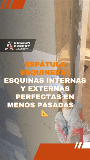 Logra bordes limpios y precisos en revocado, estuco y acabados de muros usando la espátula esquinera. Elige la versión para esquina interna o externa, desliza una sola vez y reduce sobrepasos, retoques y tiempo de trabajo. Ideal para perfilar cantos y conseguir líneas rectas con mejor eficiencia. ✅🧱✨ #construcción #Acabados #estuco #revoque #drywall #herramientas #maestrosdeobra #espatula #fblifestyles | Design Expert