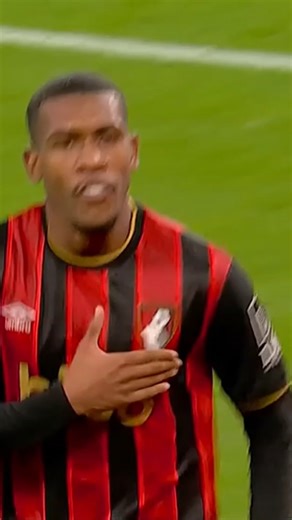 Rayan comete pênalti, mas balança as redes pelo segundo jogo consecutivo e ajuda na virada do Bournemouth na Premier League. Cria do Vasco, o atacante foi titular na vitória por 2 a 1 sobre o Everton, fora de casa, e marcou de cabeça no segundo tempo. Imagens: ESPN #futebol #bournemouth #rayan #ge | ge