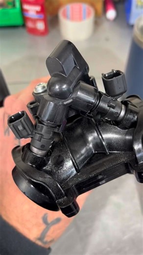 Don’t Let that stock Plastic Manifold choke your M8... Upgrade to this 55mm Performance Manifold made by S&S Cycle: https://rolli.es/sscycle55mm ⁠ The stock plastic version can warp with high heat & leak air or fuel, which will rob power from your engine.⁠ Just like it's done here on this bike with only 1,600km on the clock.⁠ ⁠ Don’t wait for the plastic manifold to lose it's shape, it already has a restrictive throat that's limiting air flow. Grab this far superior 55mm Performance Intake Manif