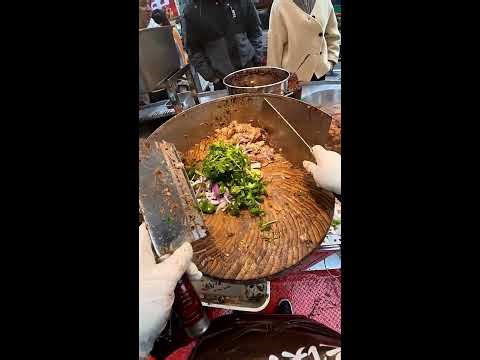 Making pork leg, the most delicious street food in China
