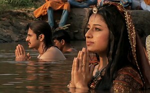 《珠妲与阿克巴》阿克巴找寻珠妲，与珠妲共浴亚穆纳河中