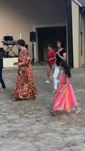 Animation Line Dance aux Estivales d'Henrichemont. Quand la danse invite toutes les générations à danser ! 🥰 Domiedanse #domiedanse #activitedanse #linedance #animationdance #plaisirdedanser #danseenpleineair #été #loisirs #danseenligne #danseenfamille #danse #dance #danse #activite #danseenfants #plaisirdedanser #plaisirpartagé #loisirs #festivités #dansepassion #danselibre #dansepartage #departementducher #henrichemon #marchenocturne #lesestivaleshenrichemont18 | Domie Domiedanse