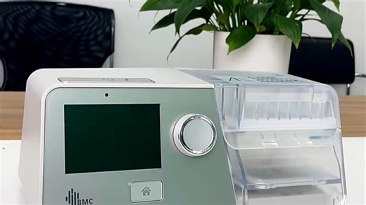 瑞迈特呼吸机助力睡眠呼吸暂停，静音设计不打扰伴侣，智能调节舒适体验，每晚畅享深度安睡，家人同眠更安心。