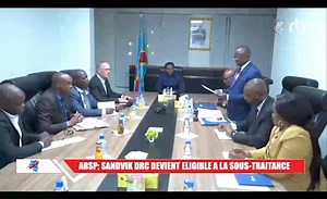 ARSP : la société SANDVIK DRC ouvre son capital aux congolais et devient éligible à la sous-traitance Le groupe SANDVIK international une société spécialisée dans l’équipement Minier et qui œuvrait malheureusement dans l’illégalité vient d’obtenir le droit d’exercer régulièrement dans la sous-traitance après avoir associé dans son capital un sujet congolais qui détient désormais 51 % des parts sociales. Ainsi grâce aux efforts du DG de l’ARSP résolument engagé à matérialiser la vision du chef de