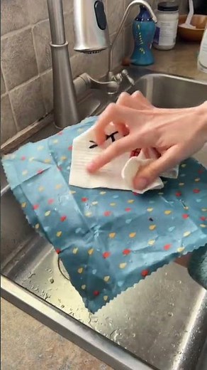 How to wash a dirty wrap 🫧 #beeswaxwraps