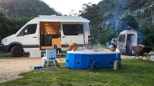 El ingenioso jacuzzi plegable para llevar siempre de acampada: se infla y se instala fácil en tan sólo 2 minutos