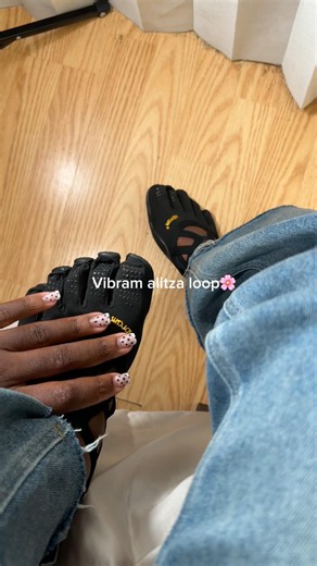 These shoes are freaking cute🥰🩰 #vibram #vibramfivefingers #summershoes #shoes #flats #alitzaloop