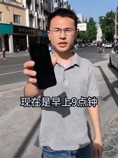 户晨风先生给辛勤劳动的基层环卫工人送福利，爆赞 #户晨风 #基层 #环卫工人 #社会百态 #送福利 #劳动人民