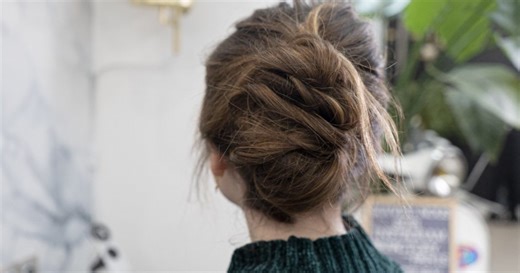 Tuto coiffure : comment faire un chignon banane bohème ?