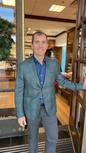 Merry Christmas Eve from your Friends at Oak Hall! We’re open at all three locations until 4pm today! Shop at Oak Hall for last minute gifts and outfits! See you soon 🎅🏼 | Oak Hall