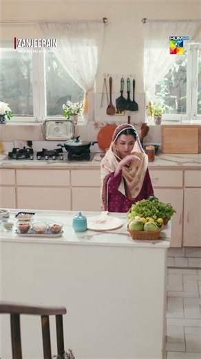 Kaha Wo Churail Zarmala Maharani...! #zanjeerain #sajalaly - HUM TV