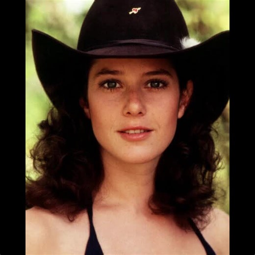 At 70 years old, Debra Winger remains lovely and will always be remembered for her performances in 1980s... Check comment to see her today 😍 | Bright Side Of Life