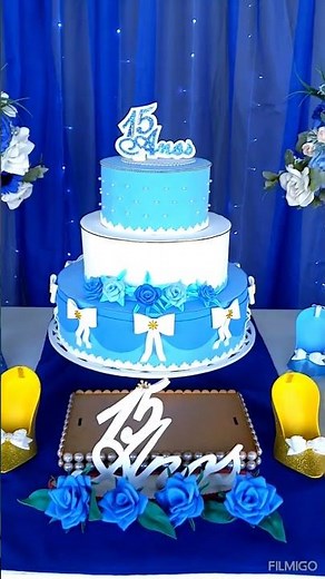 15 anos/Decoração em azul, dourado e branco com led e arco de balões orgânico.
