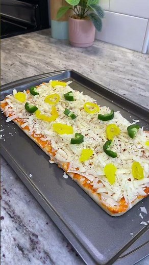 Heres a simple flatbread pizza recipe. Choose your favorite toppings and have the perfect work