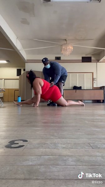 Thank u @Wade Bryant ™️ I’ve never been close to the splits in my life. Flexibility & vitality baby ❤️