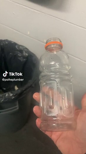 makeshift plunger from a bottle! I’ve done it a handful of times and it works almost every time! ##plumbing#plunger##clog#bath#plomero#macgyver##plumbinghacks##plumbingtips##plumbersoftiktok##diy#hockeyrink##sink#draincleaning##toolsofthetrade