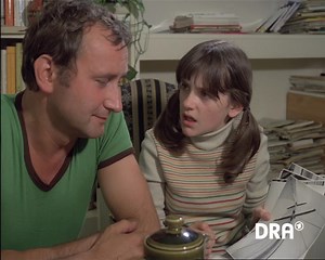 "Ein Kolumbus auf der Havel" im DDR TV-Archiv Sommerferien auf dem 💦 Wasser und nicht im schicken Hotel - Nana (Susanne Schulze) und ihr Vater (Dieter Wien) können die Mutter (Ursula Werner) umstimmen. Ohne Segelkenntnisse stecken sie ihre Ersparnisse in das reparaturbedürftige ⛵ Segelboot "Pütz" (seemännisch für Eimer) und stechen wie der berühme Kolumbus abenteuerlustig in See. Der 📘 Kinderbuchautor Peter Abraham selbst bat Hans Kratzert seine Geschichte zu verfilmen. Der Film ist unter http