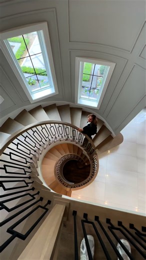 Are you ready to design your own custom home in Michigan? With open spaces, modern finishes, and thoughtful layouts make everyday living easier, leaving room for you to bring the vision to life. We have new upcoming homes ready to be built like this one! Reach out to Saba at 248-835-5008 to learn more Builder: Sapphire Luxury Homes Agent: Saba Sells Birmingham - Realty Solutions of Michigan Inc Video: WayUp Media #luxuryhomes #homebuilder #customhomebuilder #customhomes #customhome #michigan #dr