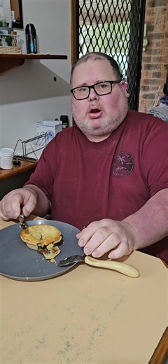 Today we’re cracking into a classic Aussie servo staple – the 4 and 20 Bacon & Cheese Pie 🥓🧀 Flaky pastry, savoury mince, smoky bacon and that gooey cheese hit… but does it actually deliver, or is it all talk and no bite? Watch as we break it down properly: pastry, filling, flavour, value for money and the all-important final score. No hype, no sugarcoating – just an honest review from an everyday bloke who loves a good pie. If you’re into food reviews, Aussie classics, and straight-up opinion