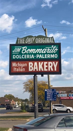 The oldest Italian bakery in Detroit… still baking with the same love a century later. Bommarito Bakery isn’t just bread — it’s history, family, and the heart of a community. ❤️🍞🇮🇹 #DetroitHistory #ItalianHeritage #StClairShores #UnGordoSuelto #DetroitEats #HiddenGems | Un gordo Suelto