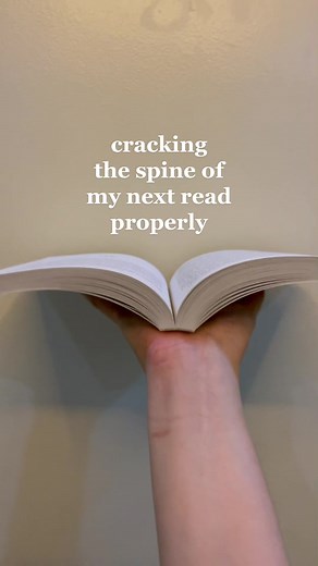 safely cracking my book spine: essential routine before i start any new read! 👍🏼 #booktok #booktokph #bookish #bookworm #booktoker #bookstan #fyp