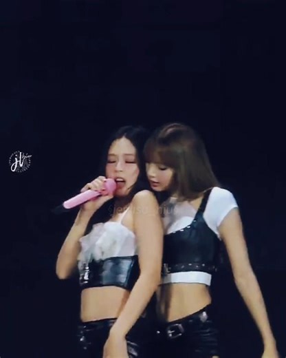Lisa Moves Her Face So Close to Jennie 👀🔥