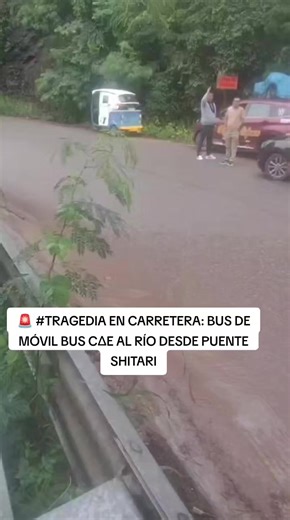🚨 #TRAGEDIA EN CARRETERA: BUS DE MÓVIL BUS C∆E AL RÍO DESDE PUENTE SHITARI 🔴 #HaceInstantes | Un bus de la empresa de transportes Móvil Bus, con aproximadamente 50 pasajeros a bordo, c4yó desde el puente Shitari, cerca del distrito de Campanilla, en la región San Martín, precipitándose hacia el río, aproximadamente a las 6:00 am de hoy miércoles. De acuerdo con los primeros reportes, hasta el momento se desconoce si hay h€ridos, fall€cidos o personas desaparecidas. Testigos señalan que la ayud