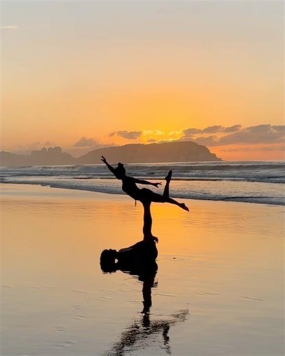 Bom dia #acroyoga #acroyogaflow #sunrise #bomdia #nascerdosol