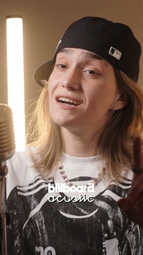 Jaz Carrizo sang "Te Traje Estas Flores" on Billboard Acoustic