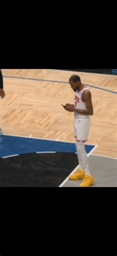 Texting mid game is crazy #kevindurant #houstonrockets