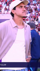 629K views · 10K reactions | TÁ NO MARACA!  Pedro tá fora da partida, mas não do Maracanã. O atacante do Mengão esteve em campo durante o aquecimento de seus companheiros.  *Contém legenda automática #BrasileiraoNoSportv #BrunoHenrique #Flamengo #SaoPaulo #FutebolBrasileiro | sportv | Facebook