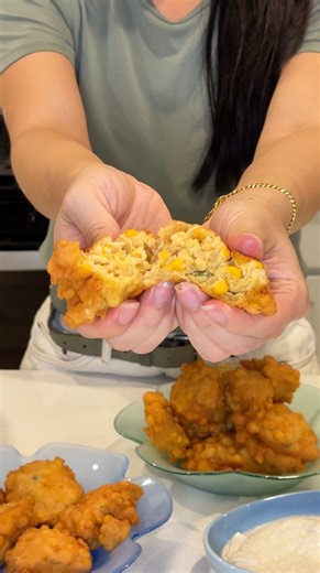 POV: it's almost the weekend, you're taking in the last days of summer, and a platter of Mexican Street Corn Fritters awaits 🌽☀️ Make this dream a reality with our easy recipe — get it here: https://bit.ly/3JP2Zej | Crisco