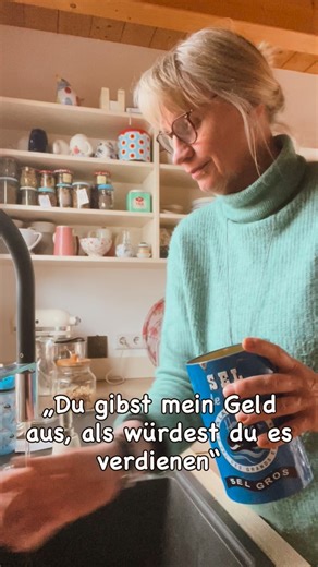 Beate - RAUMHÜTERIN on Instagram: "Dieser Satz hat in dir alle Emotionen hochkochen lassen. Verletztheit, Scham, Wertlosigkeit, eine unbändige Wut, das Gefühl der Abhängigkeit und dieses miese Gefühl nicht gut genug zu sein. Um wieder klar denken zu können musst du im wahrsten Sinne des Wortes erstmal wieder deine Gefühle „abkühlen“. Dieser Tipp ist so einfach, dass wirklich niemand an ihn denkt: 💦Halte deine Hände unter kühles, fließendes Wasser - beobachte dabei, wie all dein Frust, dein Ärge