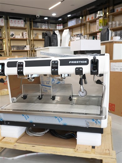 Faema Prestige ជាម៉ាស៊ីនកំពូលរបស់របស់ប្រទេសអ៊ីតាលីដែលរចនាឡើងភ្ជាប់ជាមួយបច្ចេកវិទ្យាគ្រប់គ្រងសីតុណ្ហភាព ភាពឆ្លាតវៃធានាបាននូវរសជាតិឆ្ងុងដិតគ្រប់កែវនាំចូលផ្តាច់មុខដោយក្រុមហ៊ុនVp Coffee machineតែមួយគត់🙏🏻❤️🥰#italy #coffee #coffeemachine