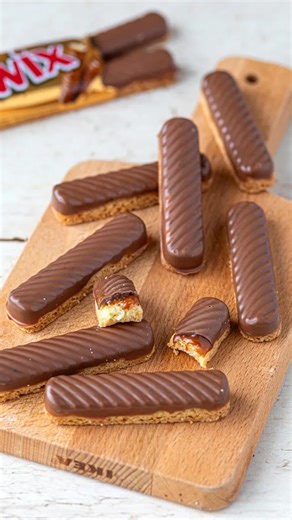 Amandine Bernardi on Instagram: "Twix maison 🤤 Et cette fois c’est Liana qui vous montre la recette, facile à faire 😉 🛒𝐦𝐨𝐮𝐥𝐞 𝟑𝟎 𝐦𝐚𝐝𝐞𝐥𝐞𝐢𝐧𝐞𝐬 𝐚𝐥𝐥𝐨𝐧𝐠é𝐞𝐬 𝐆𝐮𝐲 𝐃𝐞𝐦𝐚𝐫𝐥𝐞 (𝟒𝟔,𝟗𝟎€) 🎁 𝟓€ 𝐝𝐞 𝐫𝐞𝐦𝐢𝐬𝐞 𝐚𝐮𝐱 𝐧𝐨𝐮𝐯𝐞𝐚𝐮𝐱 𝐜𝐥𝐢𝐞𝐧𝐭𝐬 (tapez code promo)‼️ 👩🏻‍🍳 𝗖𝗼𝗻𝘀𝗲𝗶𝗹𝗹è𝗿𝗲 : 𝗔𝗺𝗮𝗻𝗱𝗶𝗻𝗲 𝗕𝗲𝗿𝗻𝗮𝗿𝗱𝗶 Pour 25 twix • 125g de beurre mou • 50g de sucre • 150g de farine Pour le caramel: • 100g de sucre • 7cl de crème liquide • 20g de beurre