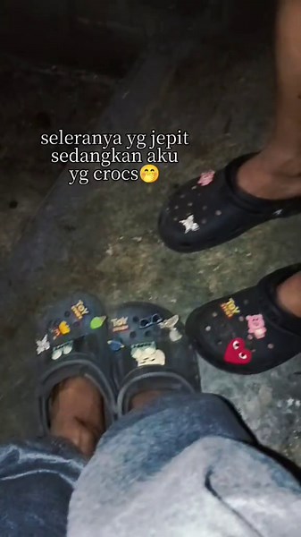Cara Pasang Jibbitz pada Crocs: Panduan Lengkap
