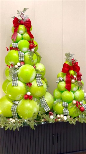 A DIY Christmas tree that is the life of the party 🎄✨🎈🎈🎈 @racafetti #makeitwithmichaels #michaelsstores #diy #craft #christmas christmasdiy party christmasparty | Michaels Stores