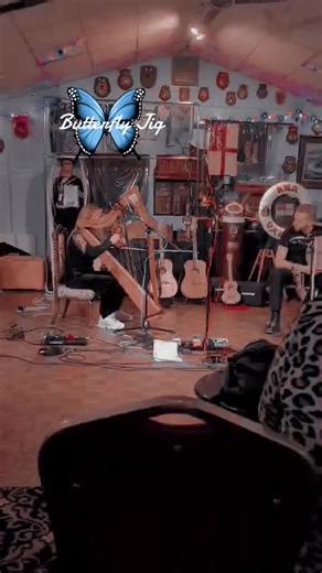 Irish jigs are such a vibe on harp ✨