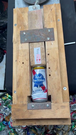 挑战全世界压易拉罐记录#shorts #cancrushin #cancrushing #satisfying #drink#ASMR#cans#解压#缓解压力#FallintoShorts