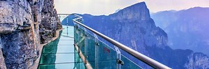This terrifying glass walkway in China ‘cracks’ as you step on it