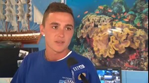 The Moment a Huge STING RAY Attacks a Man on the Gold Coast Australia