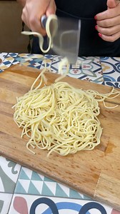 Got some cooked spaghetti left over? Make this recipe, everyone will love it! | CucaCook