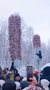 🍡At the Candy Haw Ice Festival in Yakeshi, Hulunbuir, five giant "candy haw trees" more than 36 feet high stand as the event's centerpiece. Each day, 10,000 #candy haw sticks are given out for free to #visitors from the towering displays, making skilled climbers the stars of the #festival. | China Box