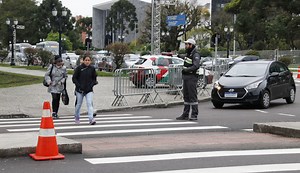 Existe um sinal de trânsito que prevalece sobre os demais. Veja qual!