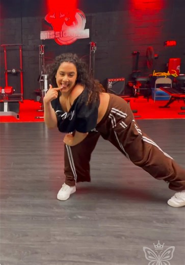 NEW CLASS : ISLAND GROOVES 👅 Choreo: me #dancechoreography #stephaniachoreography #dancechallenge #eoobadbunny #reggaetondance